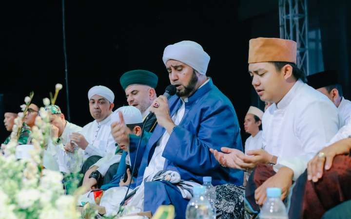 Toko Agama di acara Pengajian dan Sholawat Habib Syech Bin Abdul Qodir Assegaf