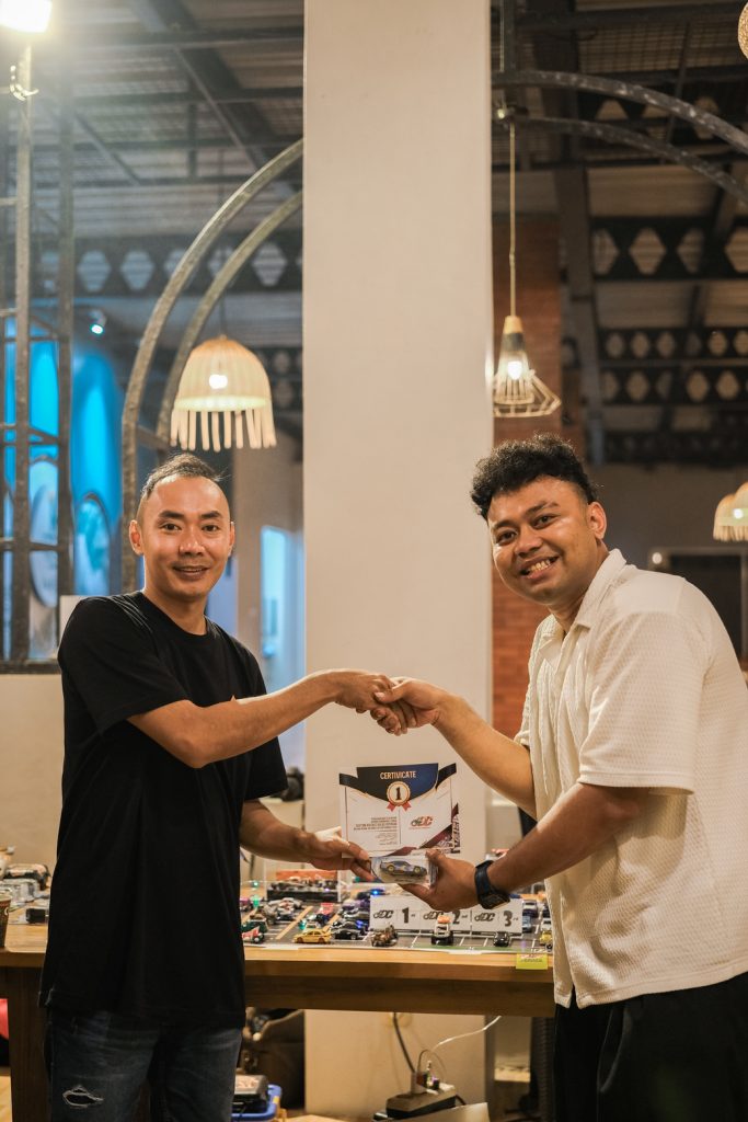 Pemenang contest diecast pada event kopdar JDC 2025 di Kadjine Coffee