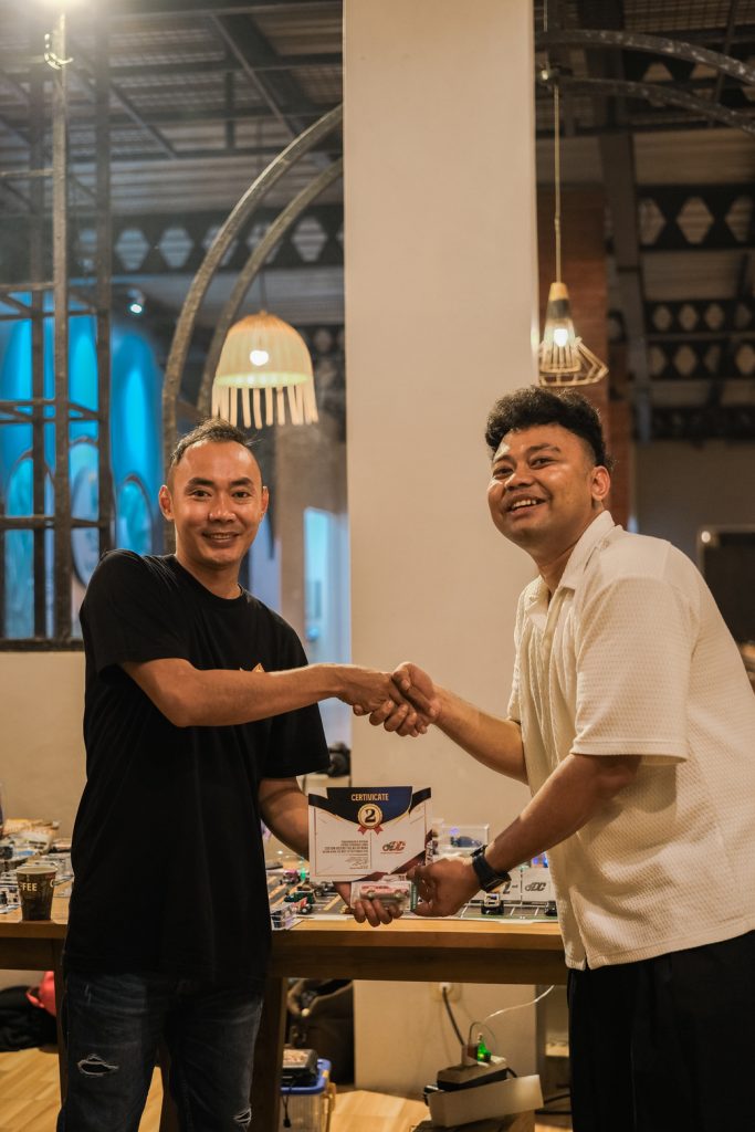 Pemenang contest diecast pada event kopdar JDC 2025 di Kadjine Coffee