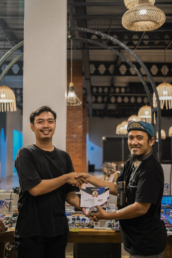 Pemenang contest diecast pada event kopdar JDC 2025 di Kadjine Coffee