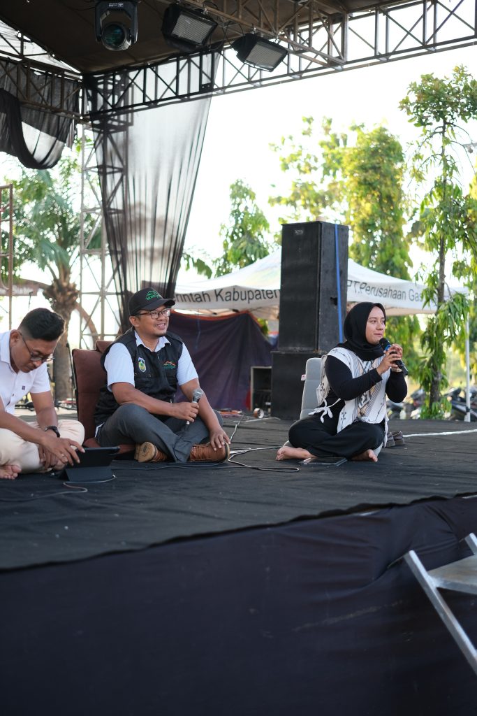 Arum, moderator TalkShow wisata dan Limbah Apakah Bisa Sejalan dalam Perayaan 1 Dekade Jepara Ourland Park