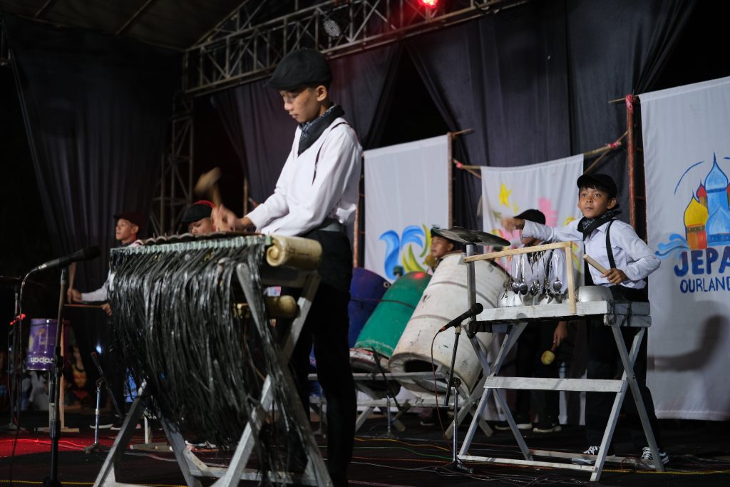 Kreativitas lomba tongtek Jepara dalam Perayaan 1 Dekade Jepara Ourland Park 2026