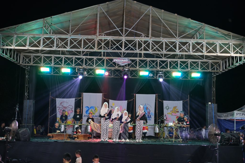 Kreativitas lomba tongtek Jepara dalam Perayaan 1 Dekade Jepara Ourland Park 2026
