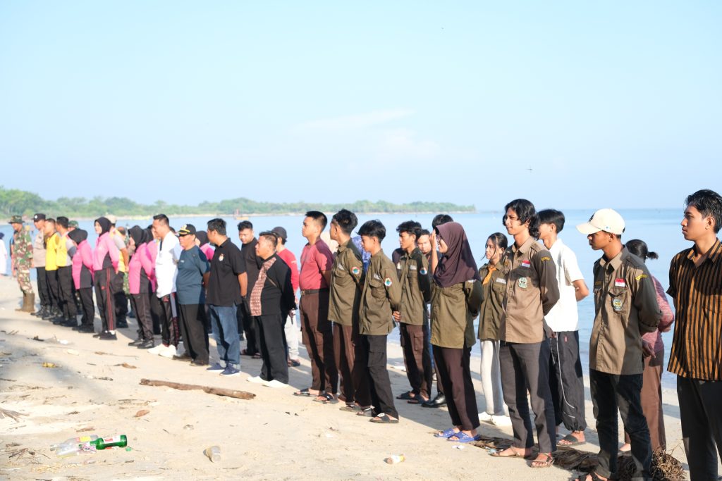 Bersih-bersih Sampah Perayaan 1 Dekade Jepara Ourland Park