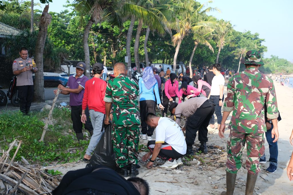 Bersih-bersih Sampah Perayaan 1 Dekade Jepara Ourland Park