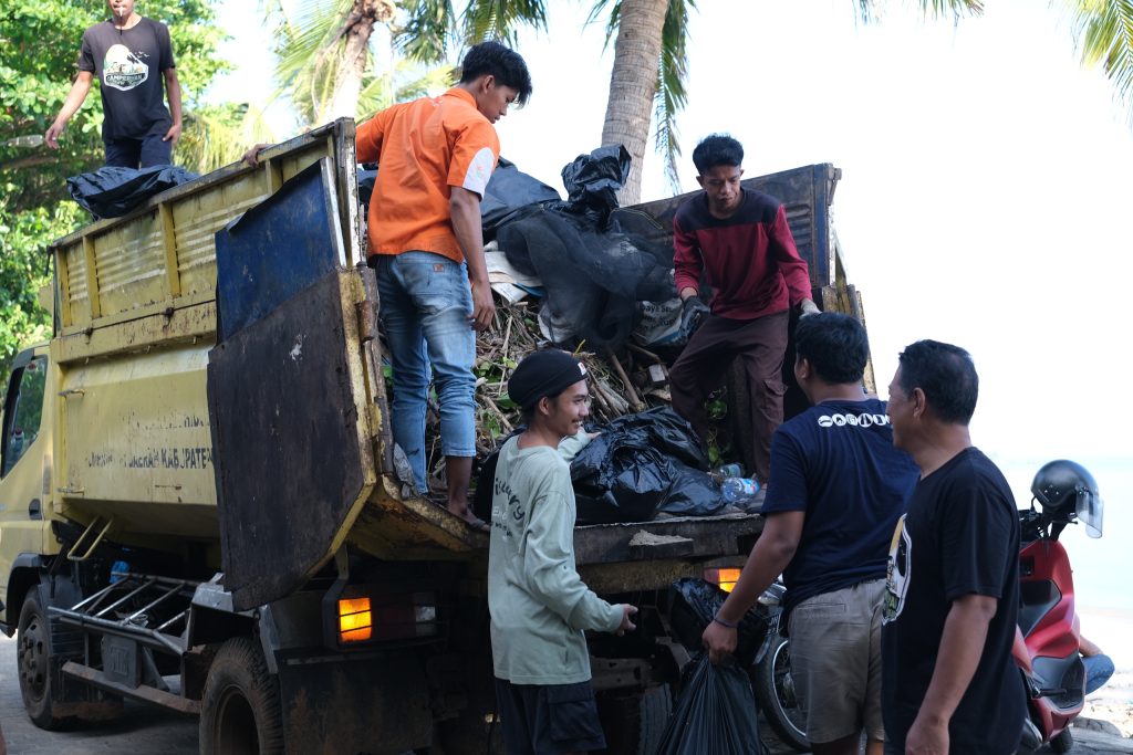 Bersih-bersih Sampah Perayaan 1 Dekade Jepara Ourland Park